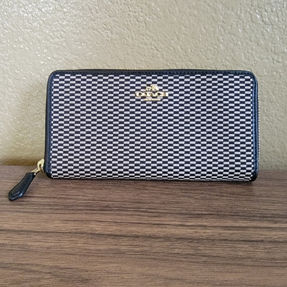 Coach Handbags - NEW Coach Zipper Accordion Wallet